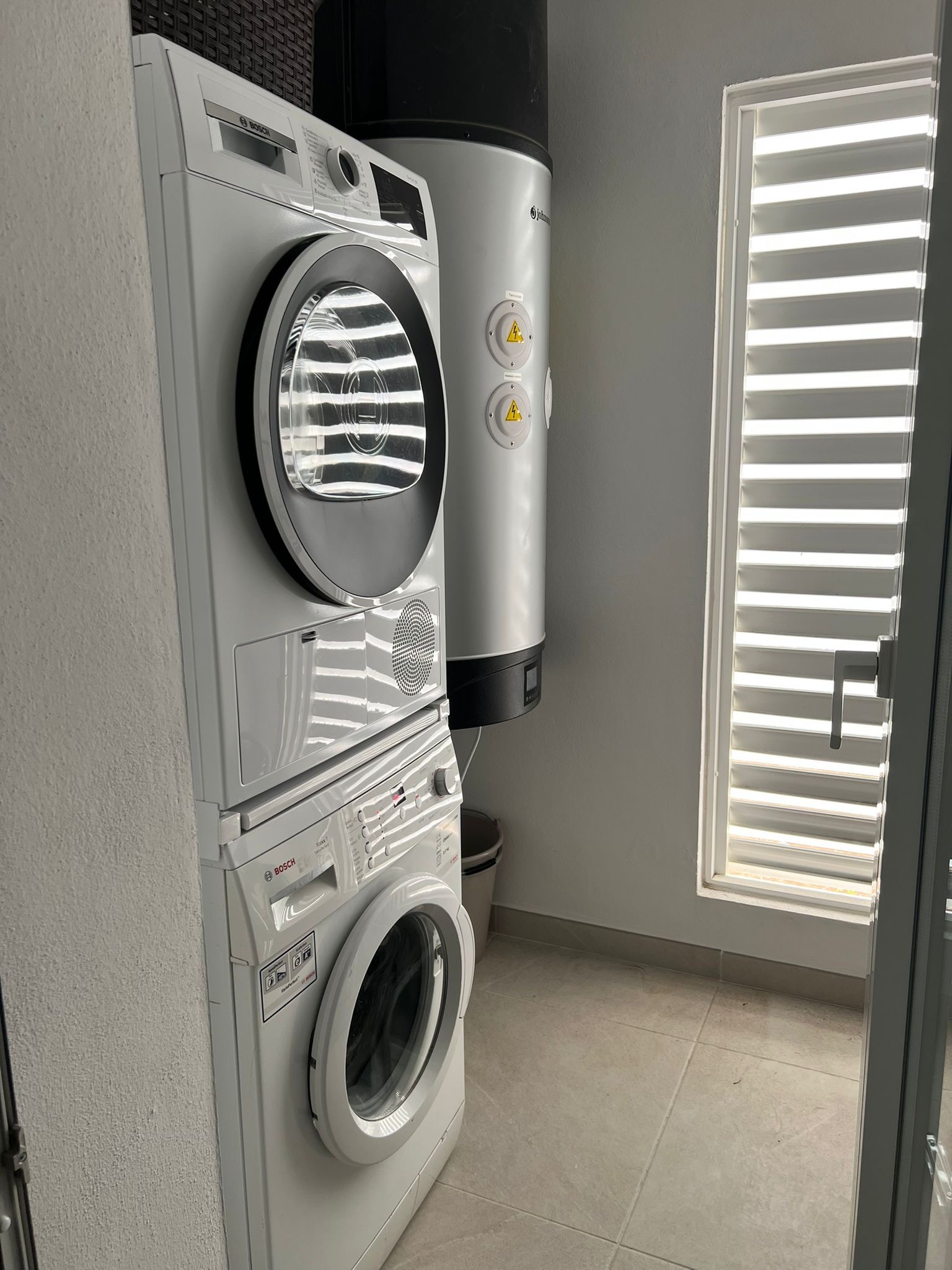 Wasruimte met wasmachine en droogkast