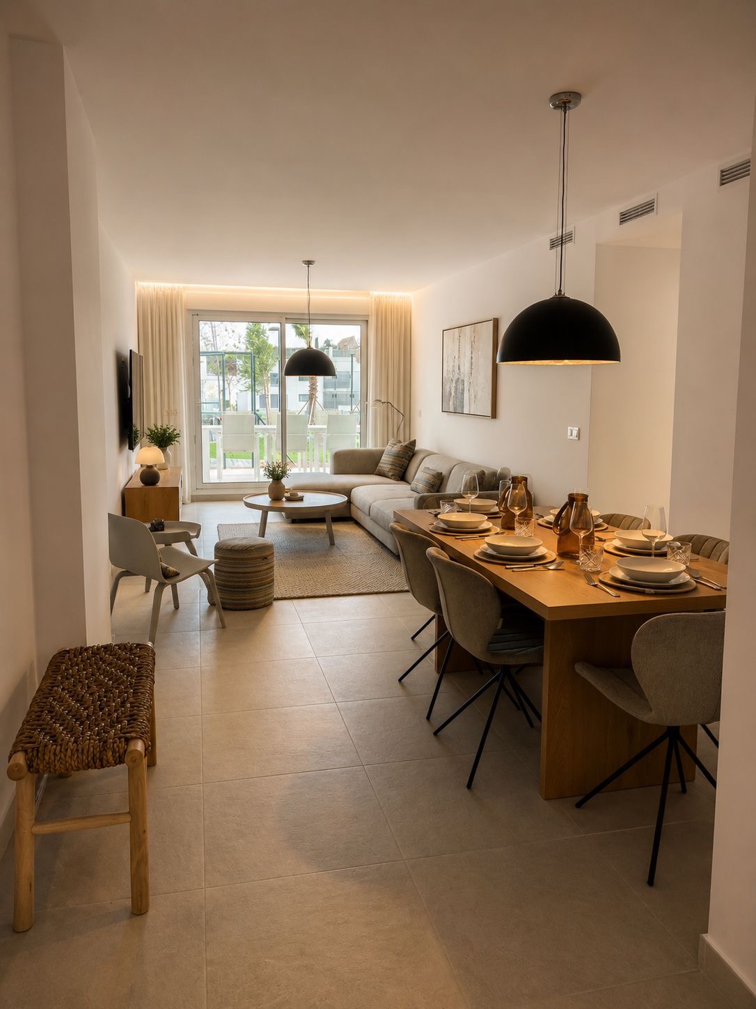 Lichtrijke woon- en eetkamer van La Cala Sunset
